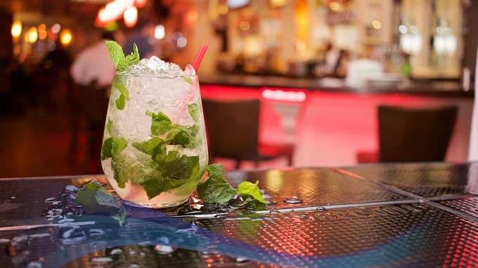 Why you should avoid drinking while gambling in casinos?