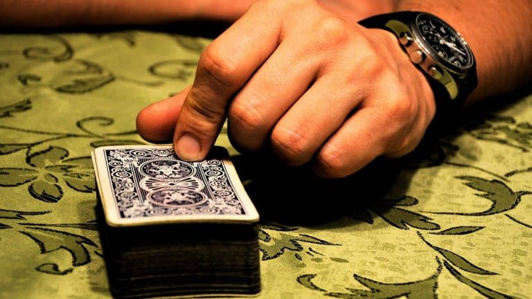 Why you should never split 10s in Blackjack online?